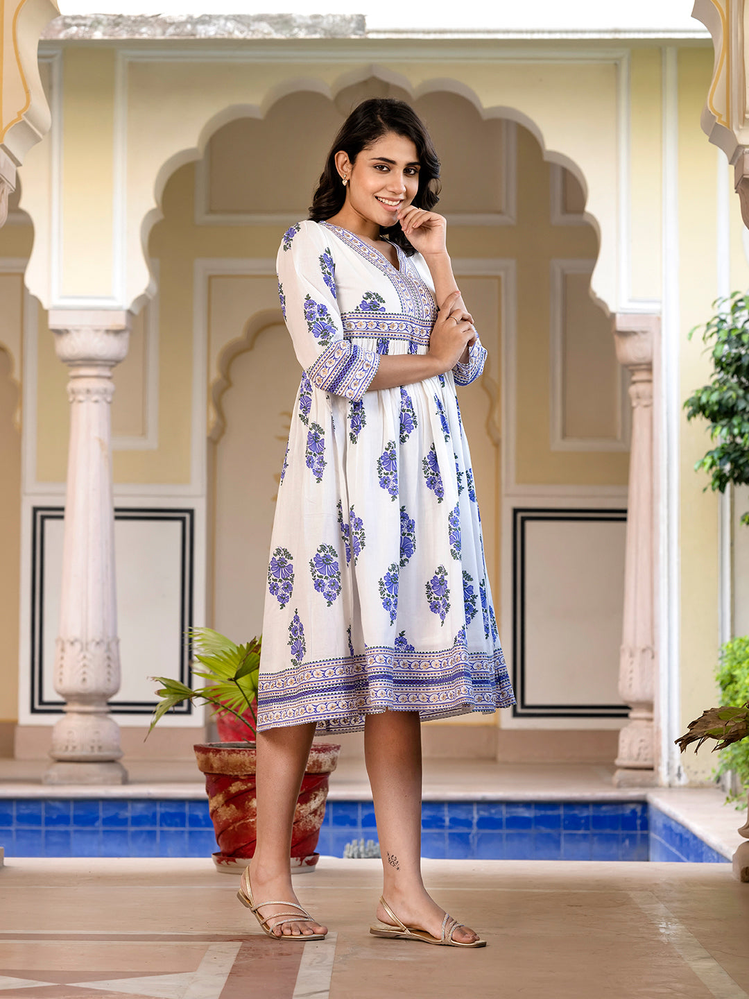 Jaitpuriya Women Blue And White Floral Print A-Line Dresses