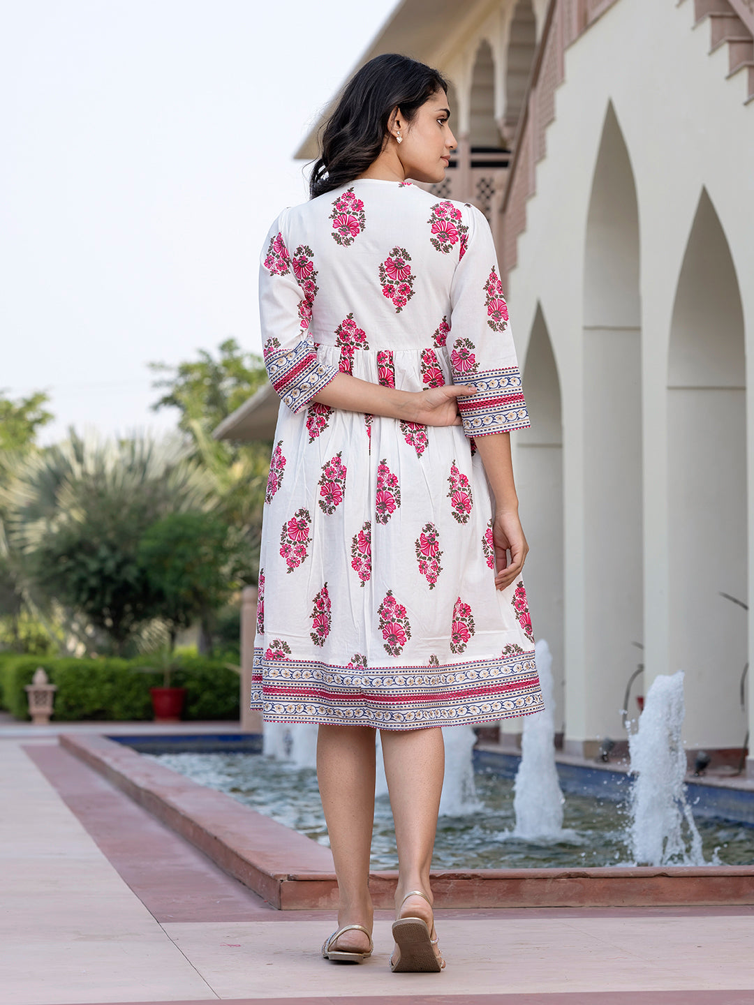 Jaitpuriya Women Pink And White Floral Print A-Line Dresses