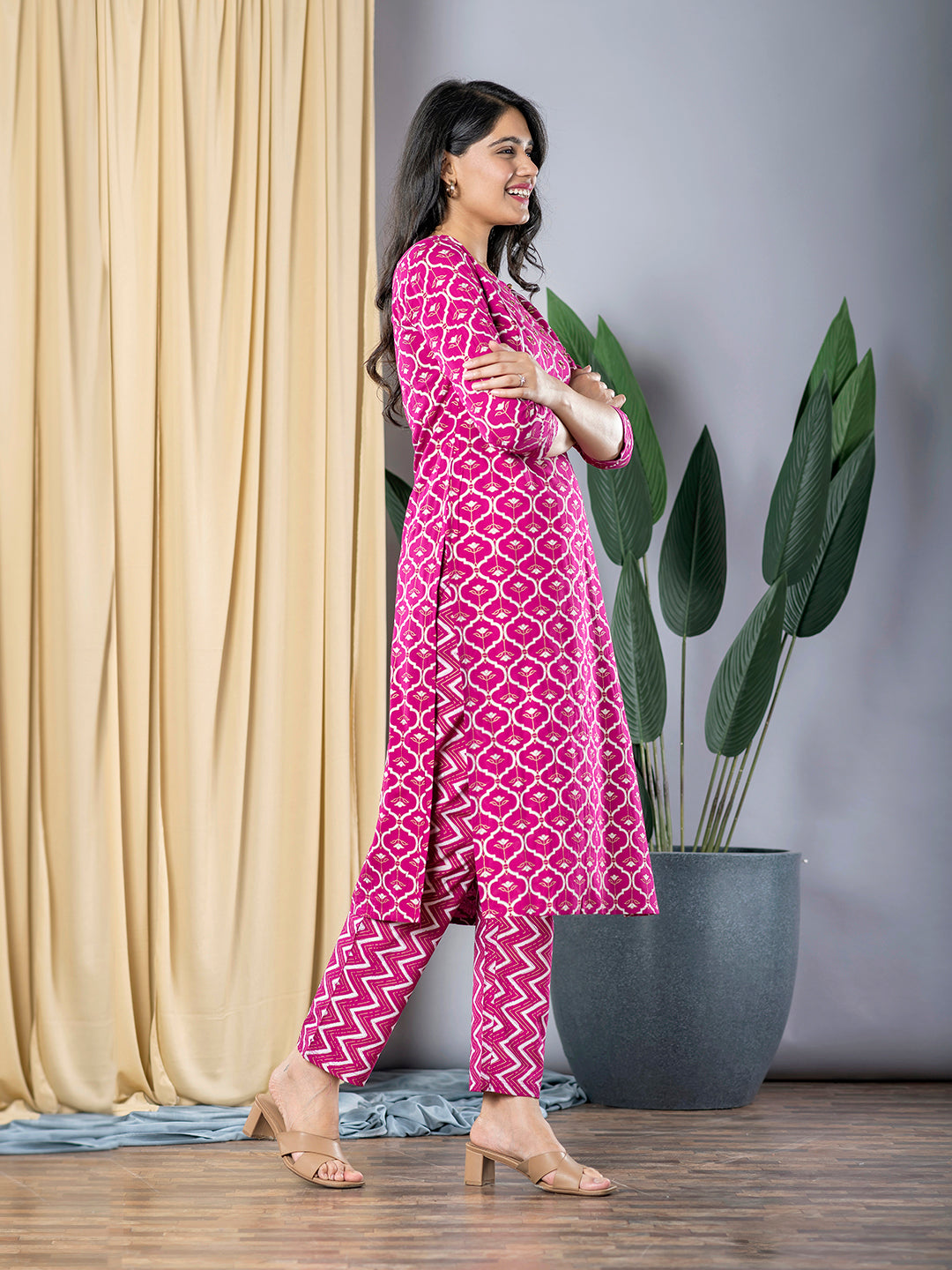 Jaitpuriya Women Pink Straight Kurta With Trouser Set