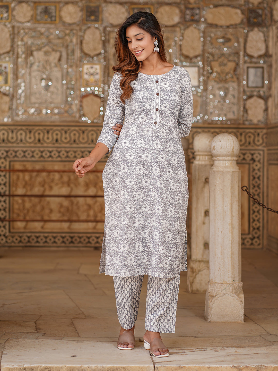 Jaitpuriya Women White Floral Straight Kurta Pant Set