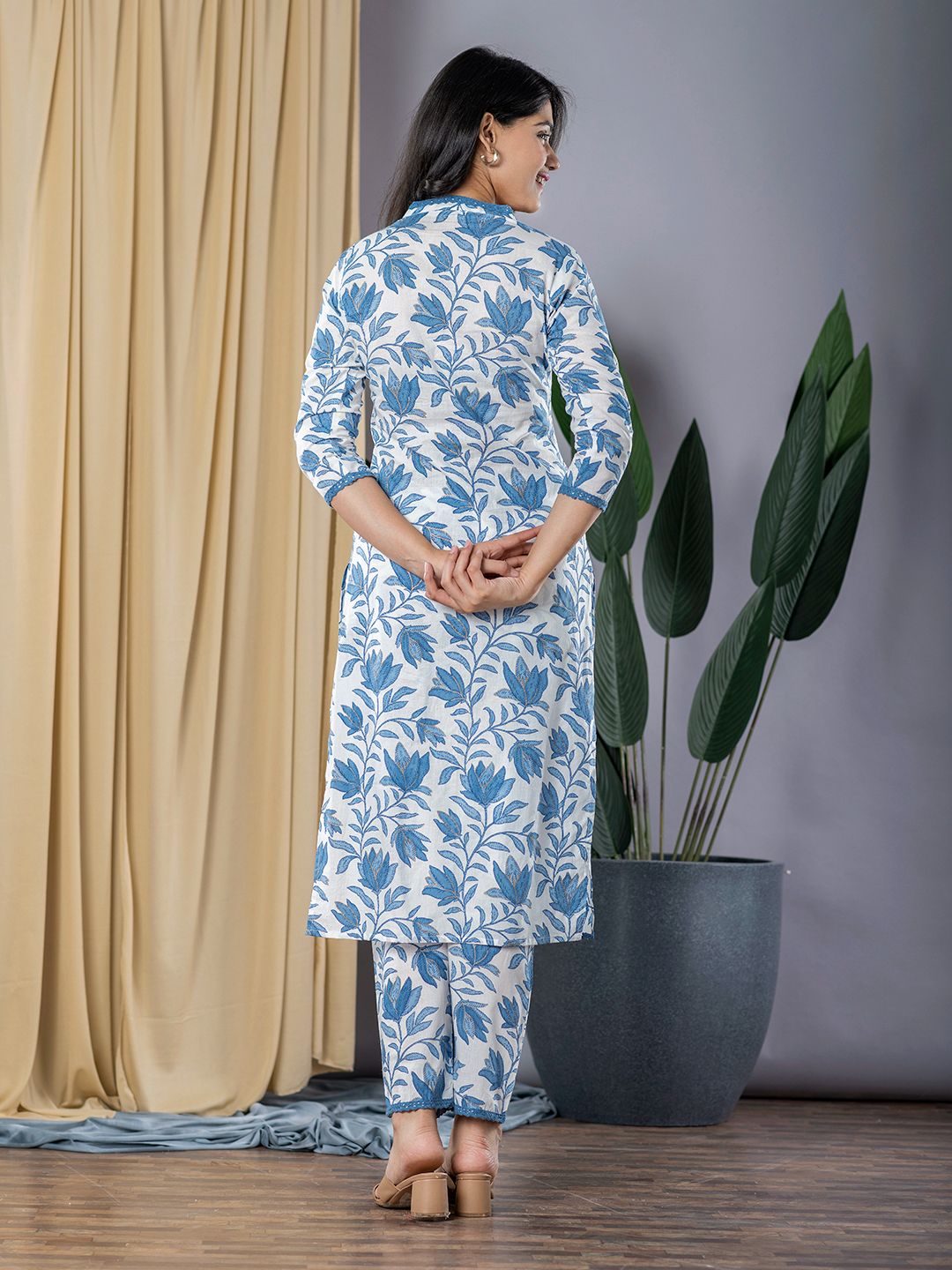 Jaitpuriya Women Blue & White Straight Kurta Bottom And Dupatta Set