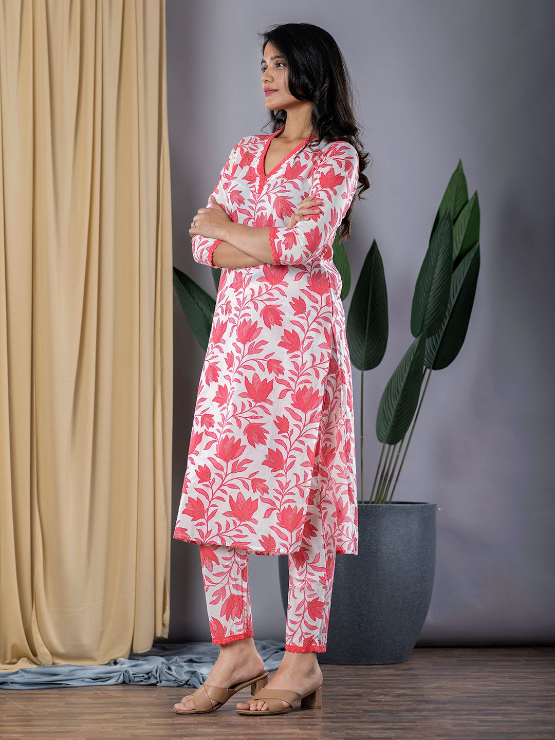 Jaitpuriya Women Red & White Straight Kurta Bottom And Dupatta Set
