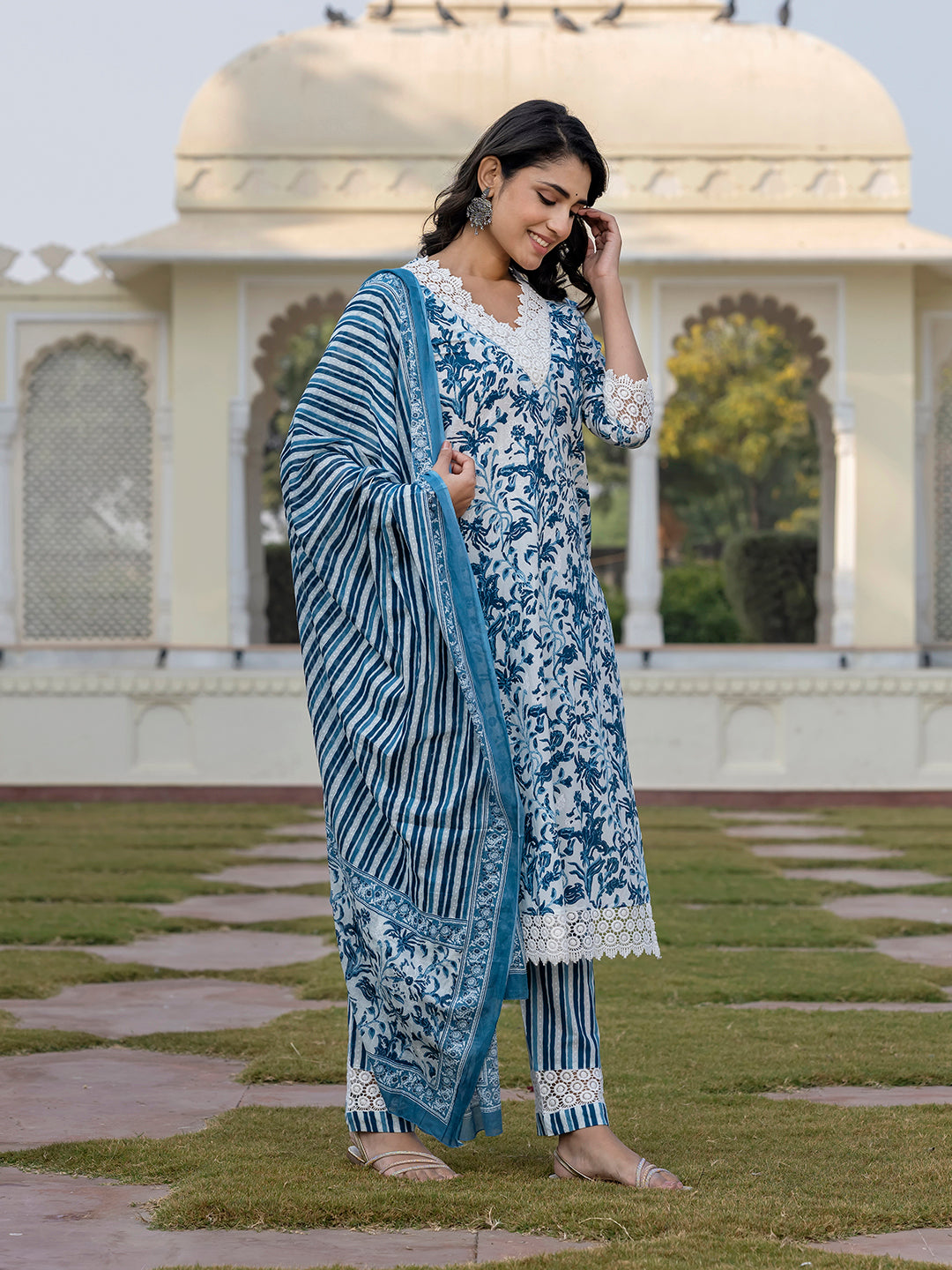 Jaitpuriya Women Blue And Off White Floral Print Straight Kurta Bottom And Dupatta