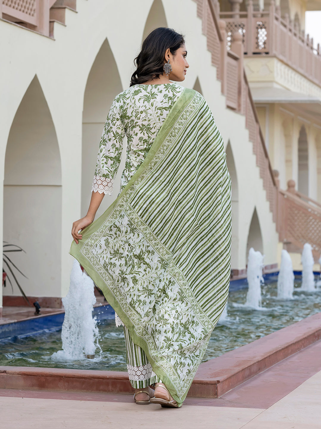 Jaitpuriya Women Green And Off White Floral Print Straight Kurta Bottom And Dupatta