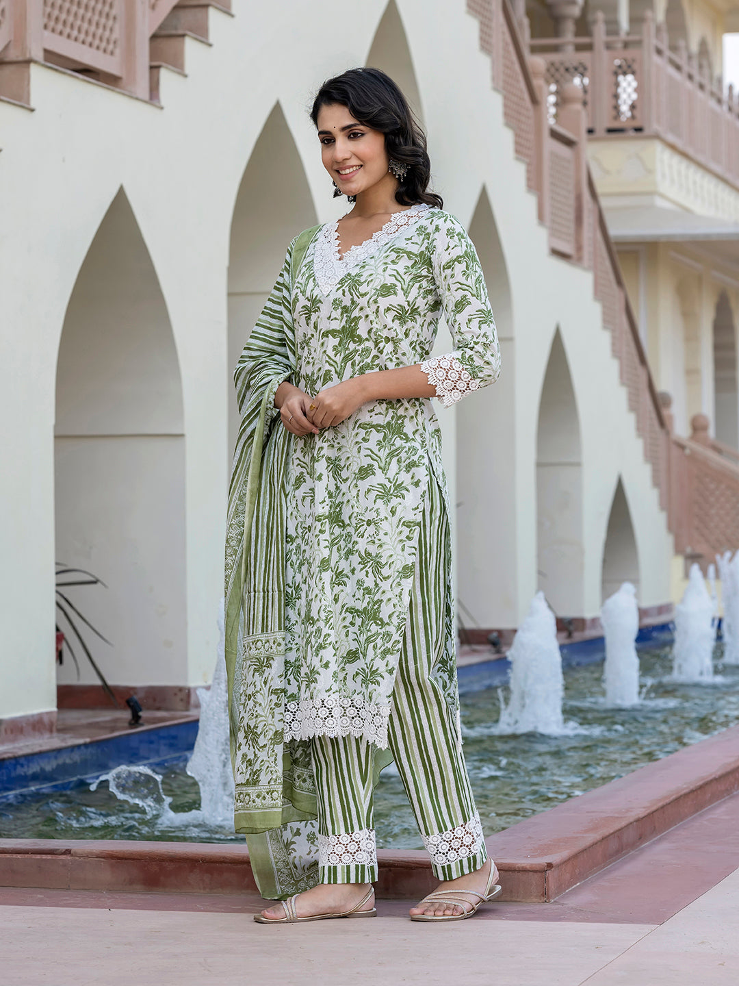 Jaitpuriya Women Green And Off White Floral Print Straight Kurta Bottom And Dupatta
