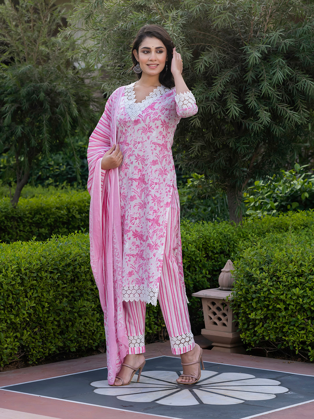 Jaitpuriya Women Pink And Off White Floral Print Straight Kurta Bottom And Dupatta