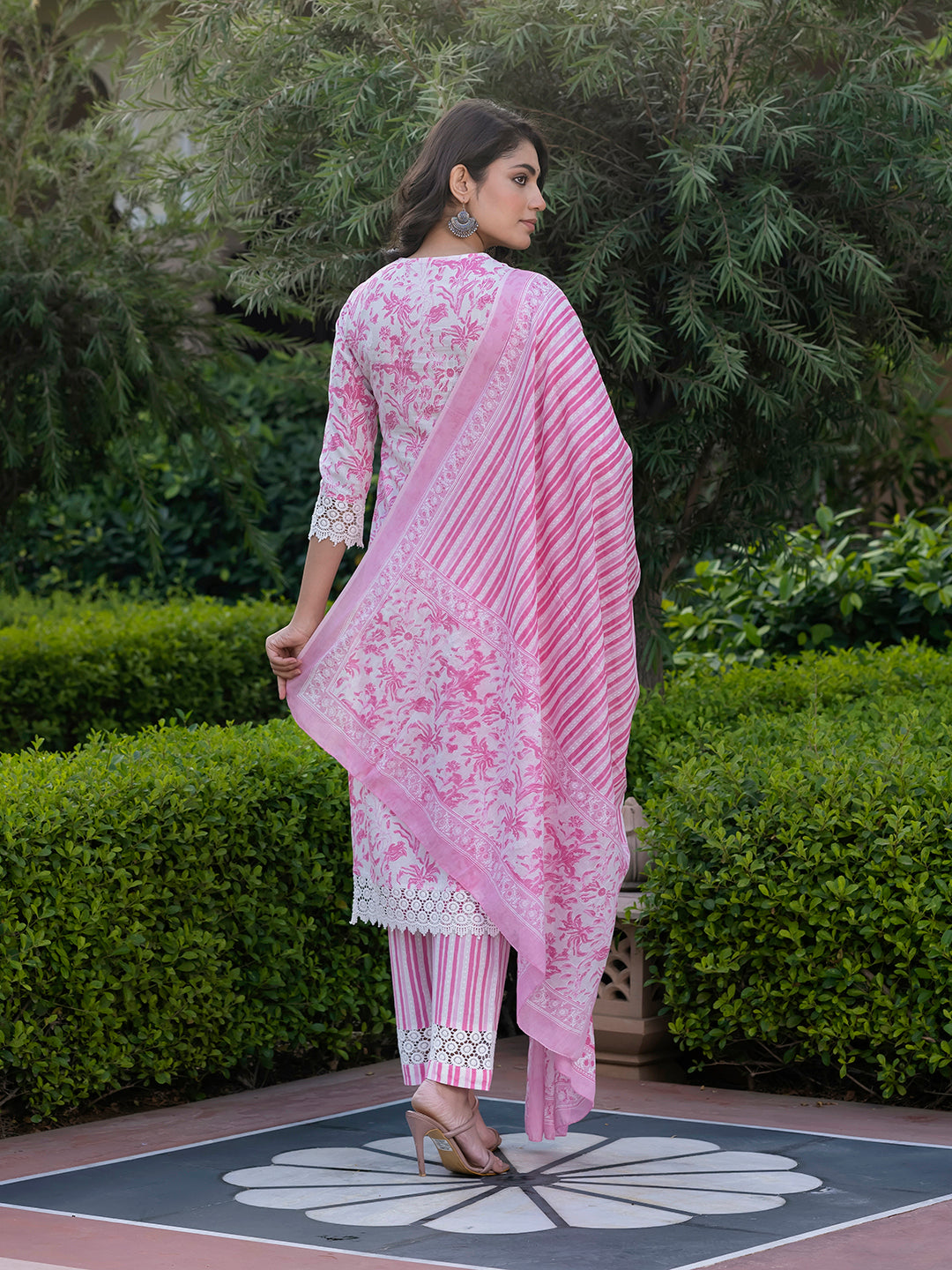 Jaitpuriya Women Pink And Off White Floral Print Straight Kurta Bottom And Dupatta