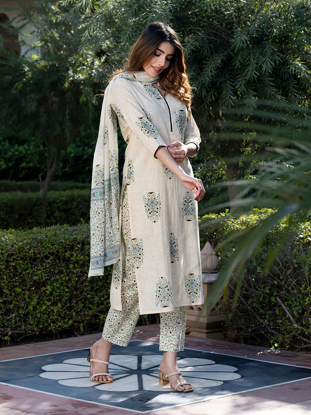 Jaitpuriya Women Off-White Floral Print Straight Kurta Set with Dupatta
