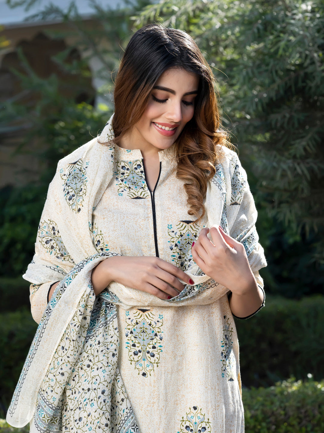 Jaitpuriya Women Off-White Floral Print Straight Kurta Set with Dupatta