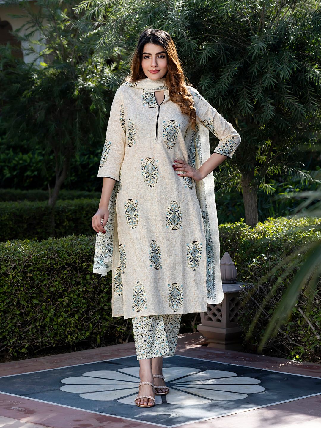 Jaitpuriya Women Off-White Floral Print Straight Kurta Set with Dupatta