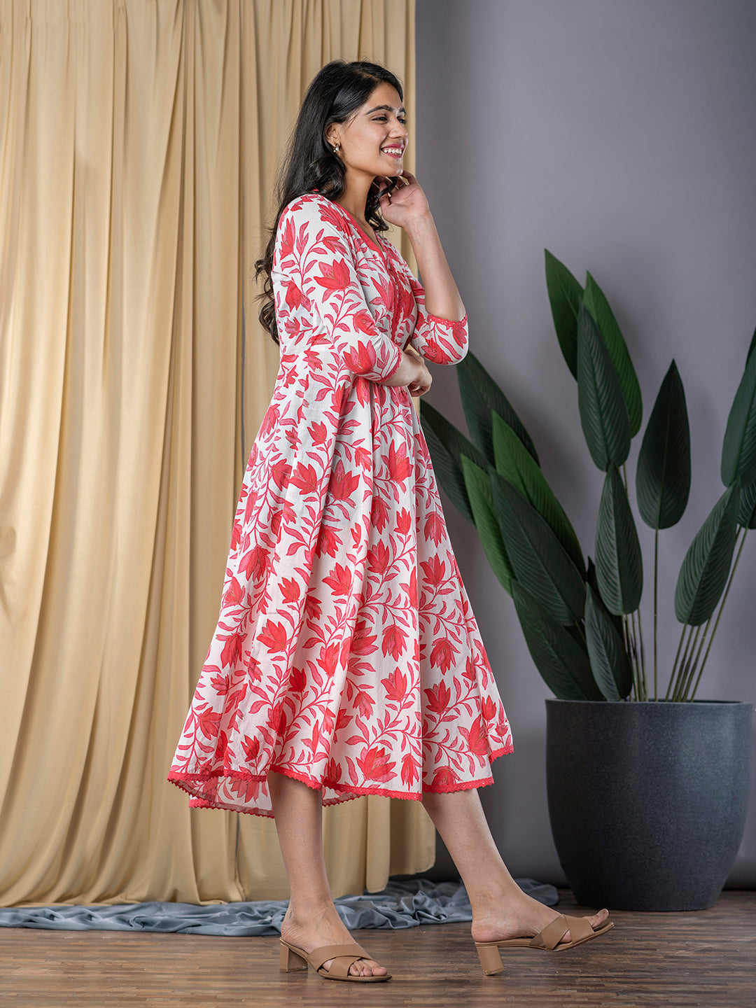 Jaitpuriya Women Red fit & flare Dress
