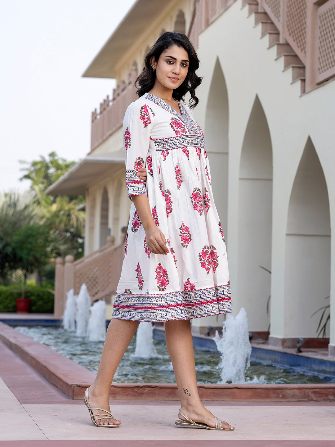 Jaitpuriya Women Pink And White Floral Print A-Line Dresses