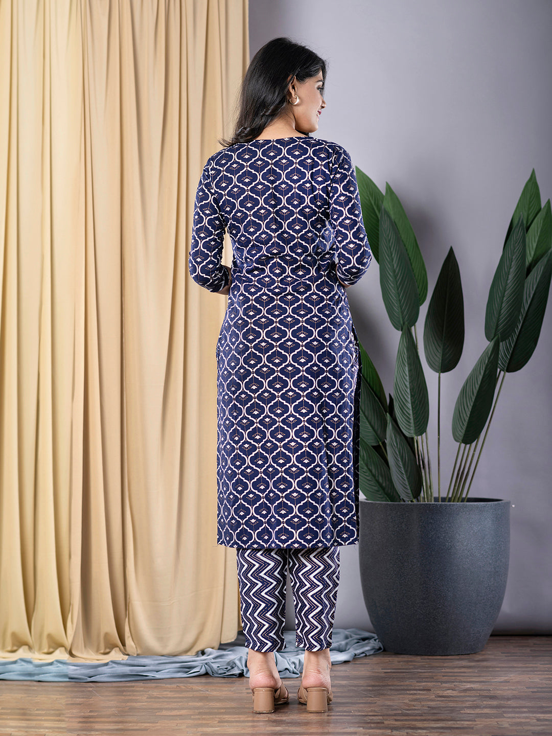 Jaitpuriya Women Navy Blue Straight Kurta With Trouser Set