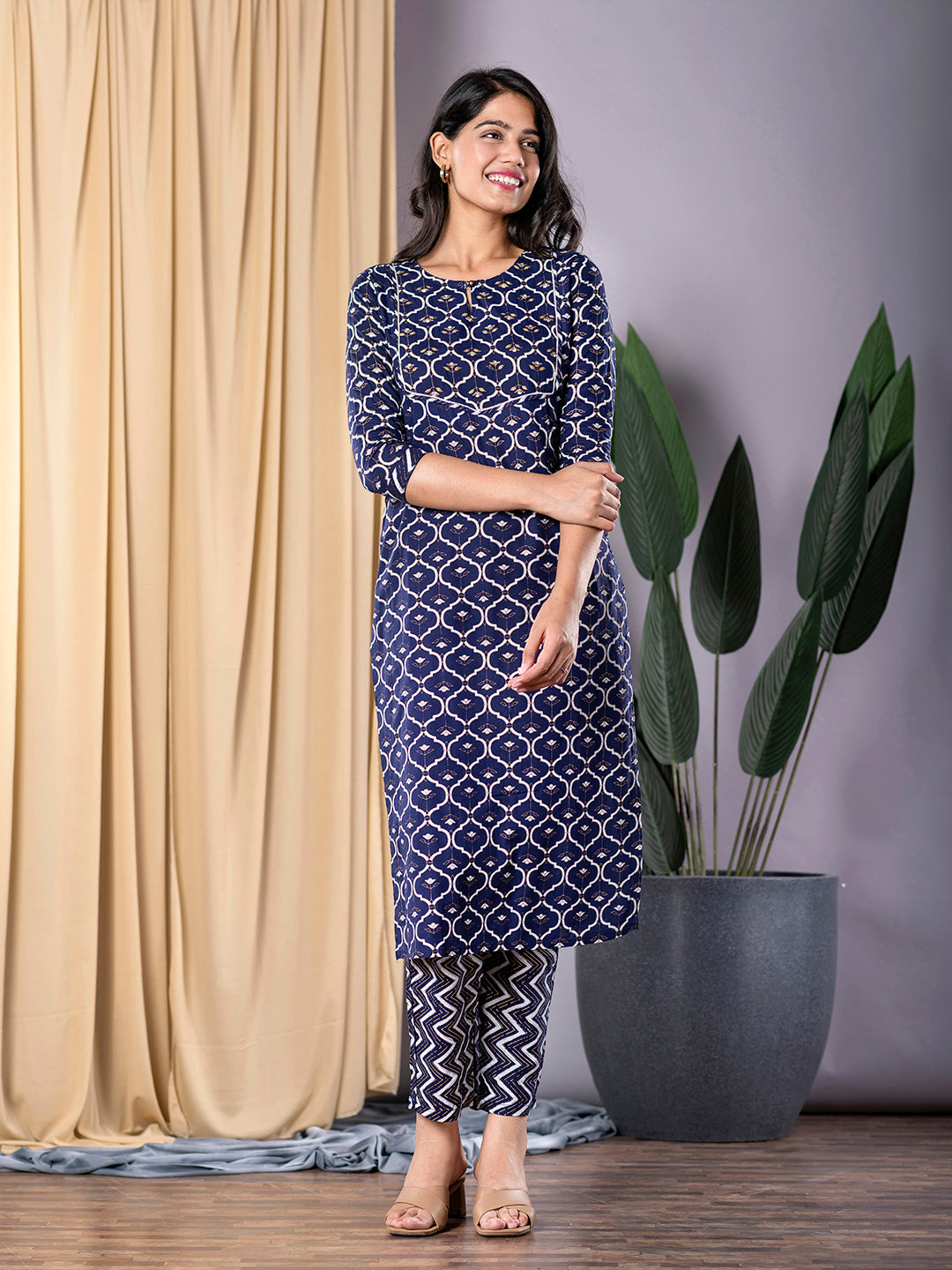Jaitpuriya Women Navy Blue Straight Kurta With Trouser Set