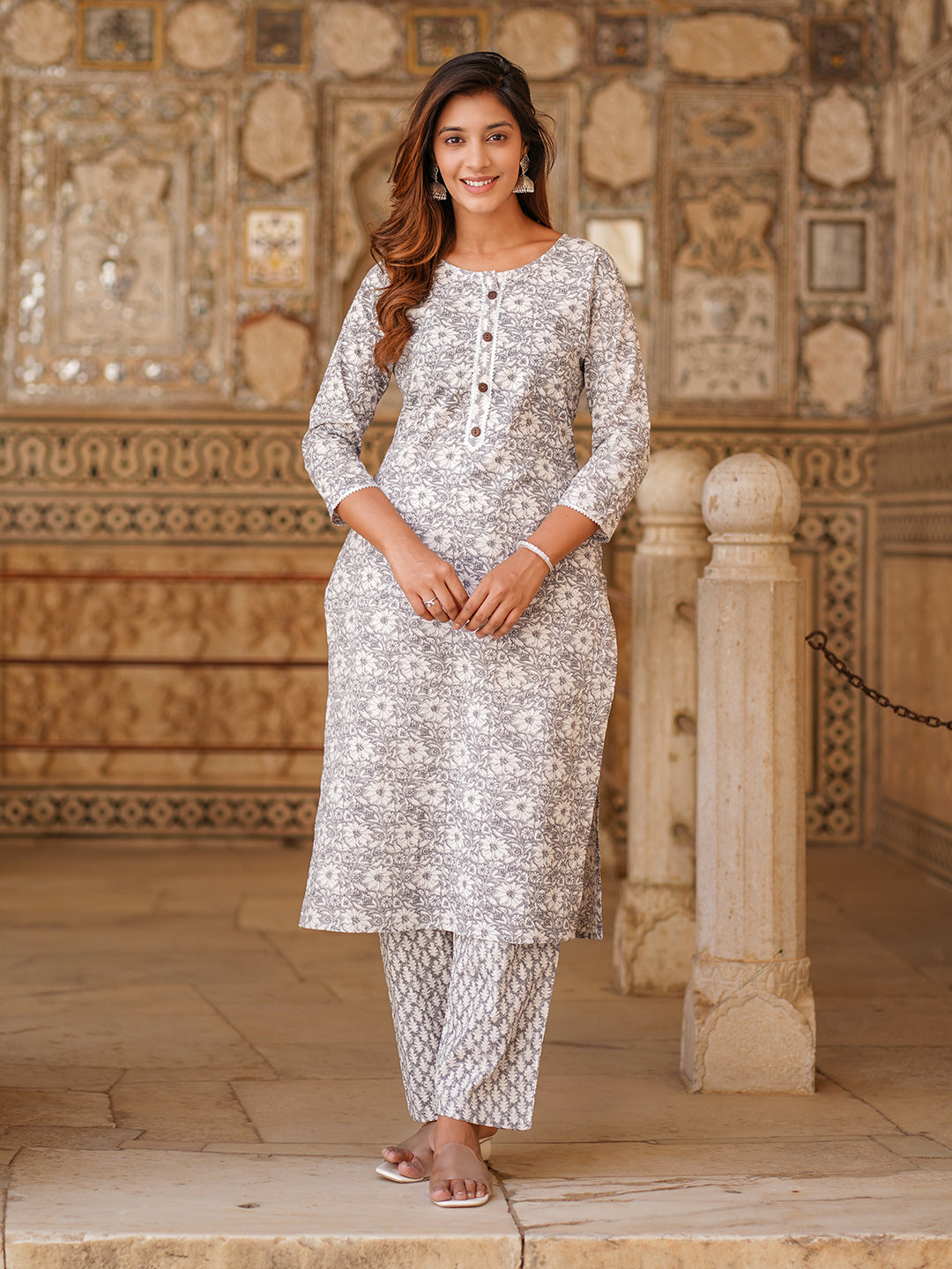 Jaitpuriya Women White Floral Straight Kurta Pant Set