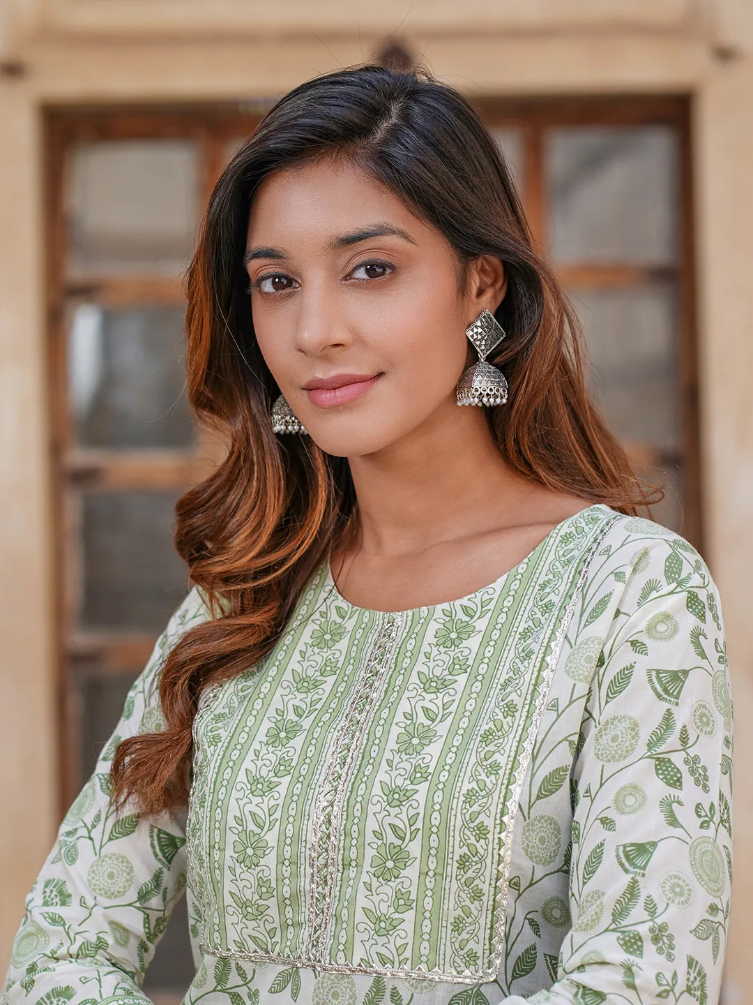 Jaitpuriya Women White And Green Floral Straight Kurta Pant Set