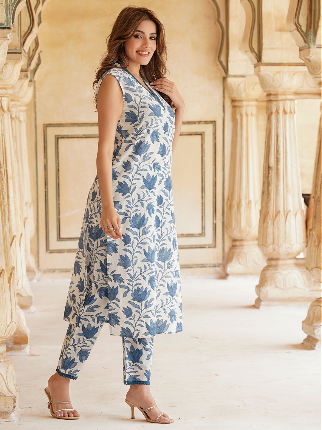 Jaitpuriya Women Blue Floral Straight Kurta Pant Set