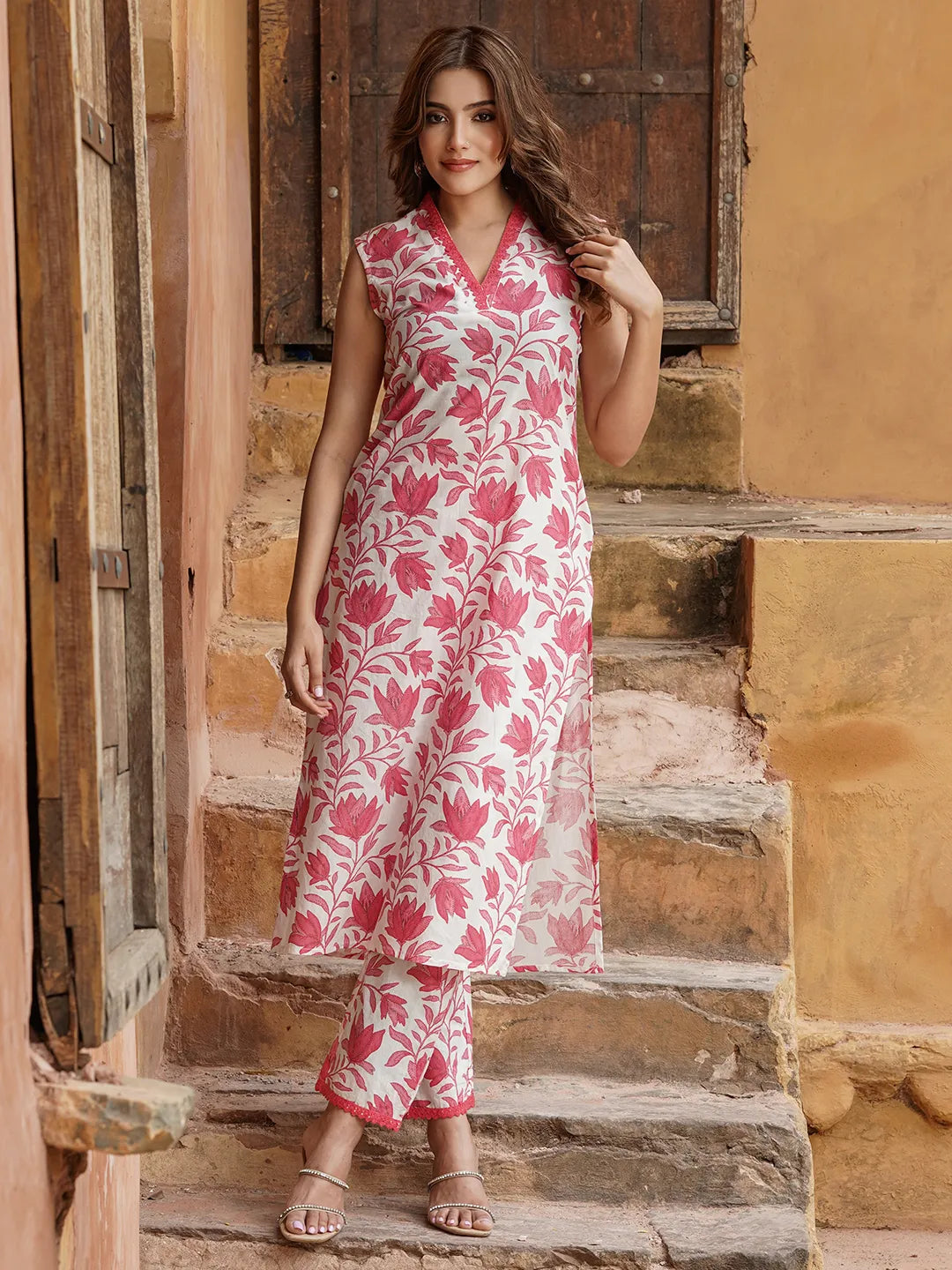 Jaitpuriya Women Red Floral Straight Kurta Pant Set