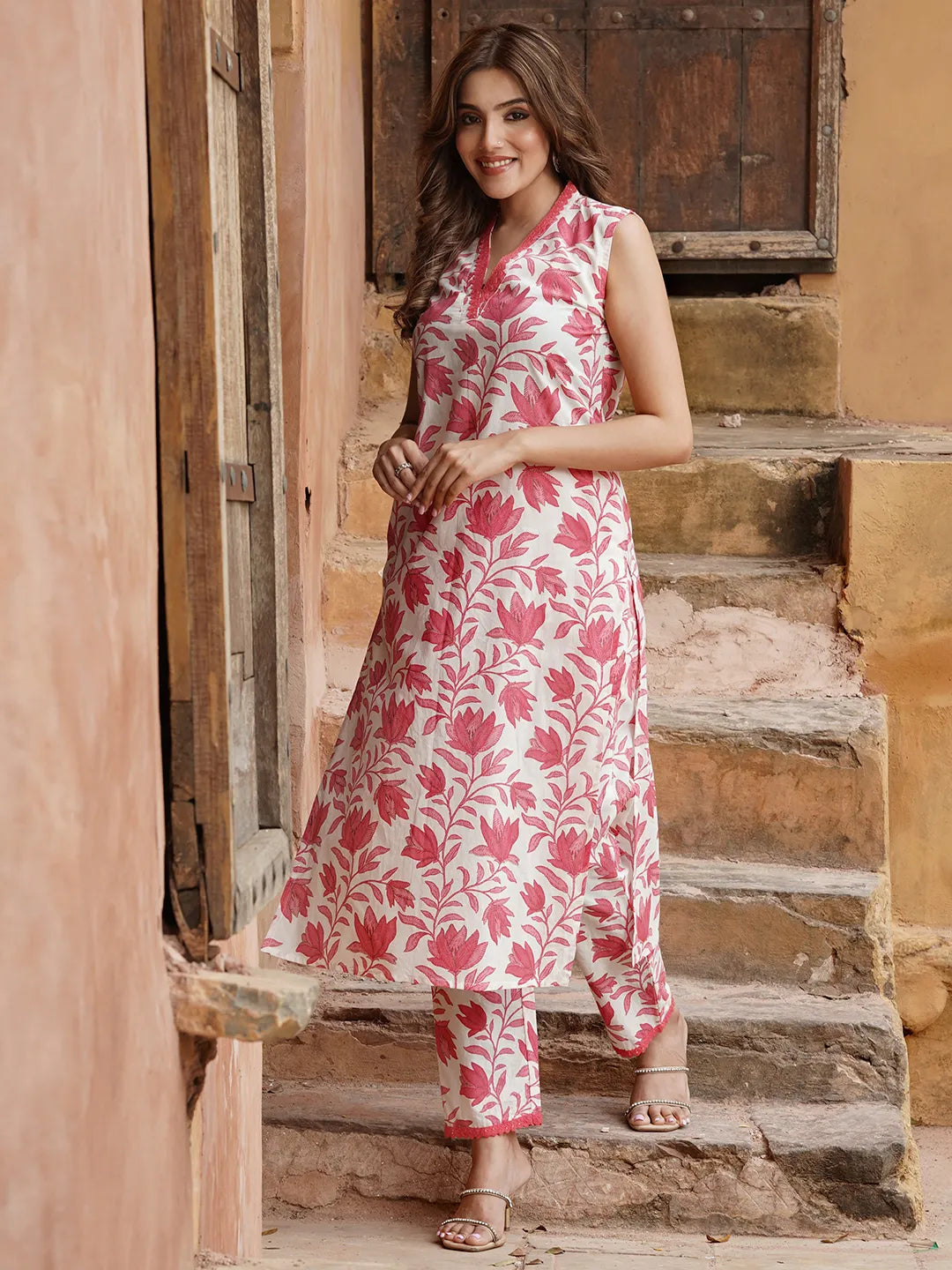 Jaitpuriya Women Red Floral Straight Kurta Pant Set