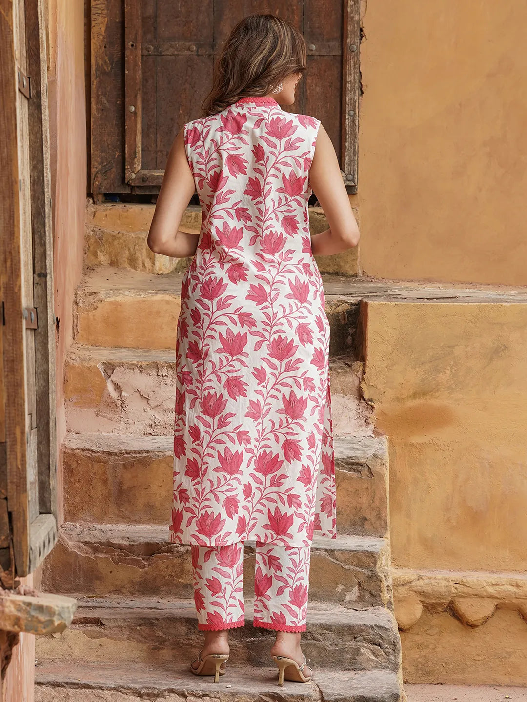 Jaitpuriya Women Red Floral Straight Kurta Pant Set