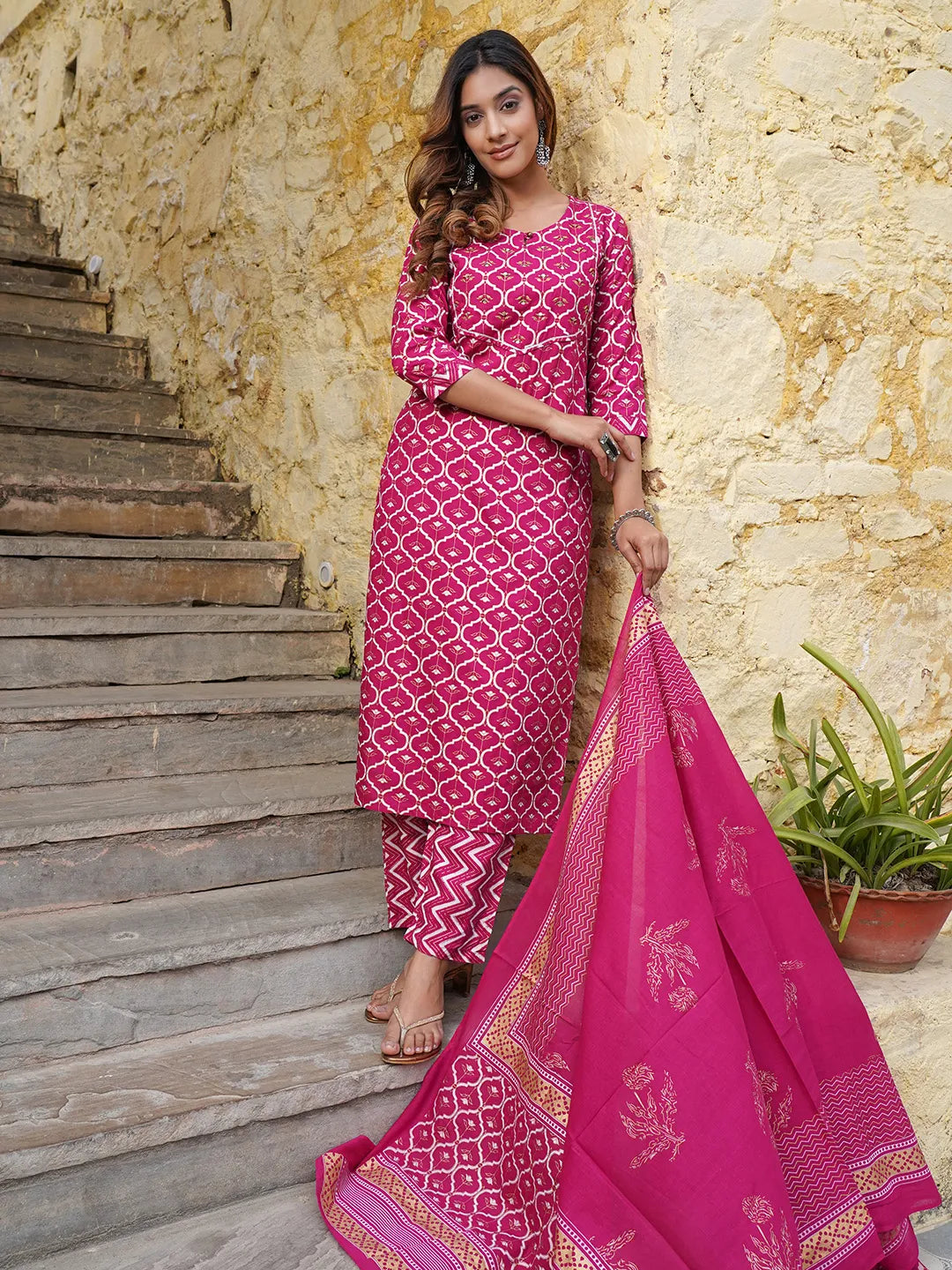 Jaitpuriya Women Pink Geometric Straight Kurta Pant and Dupatta Set