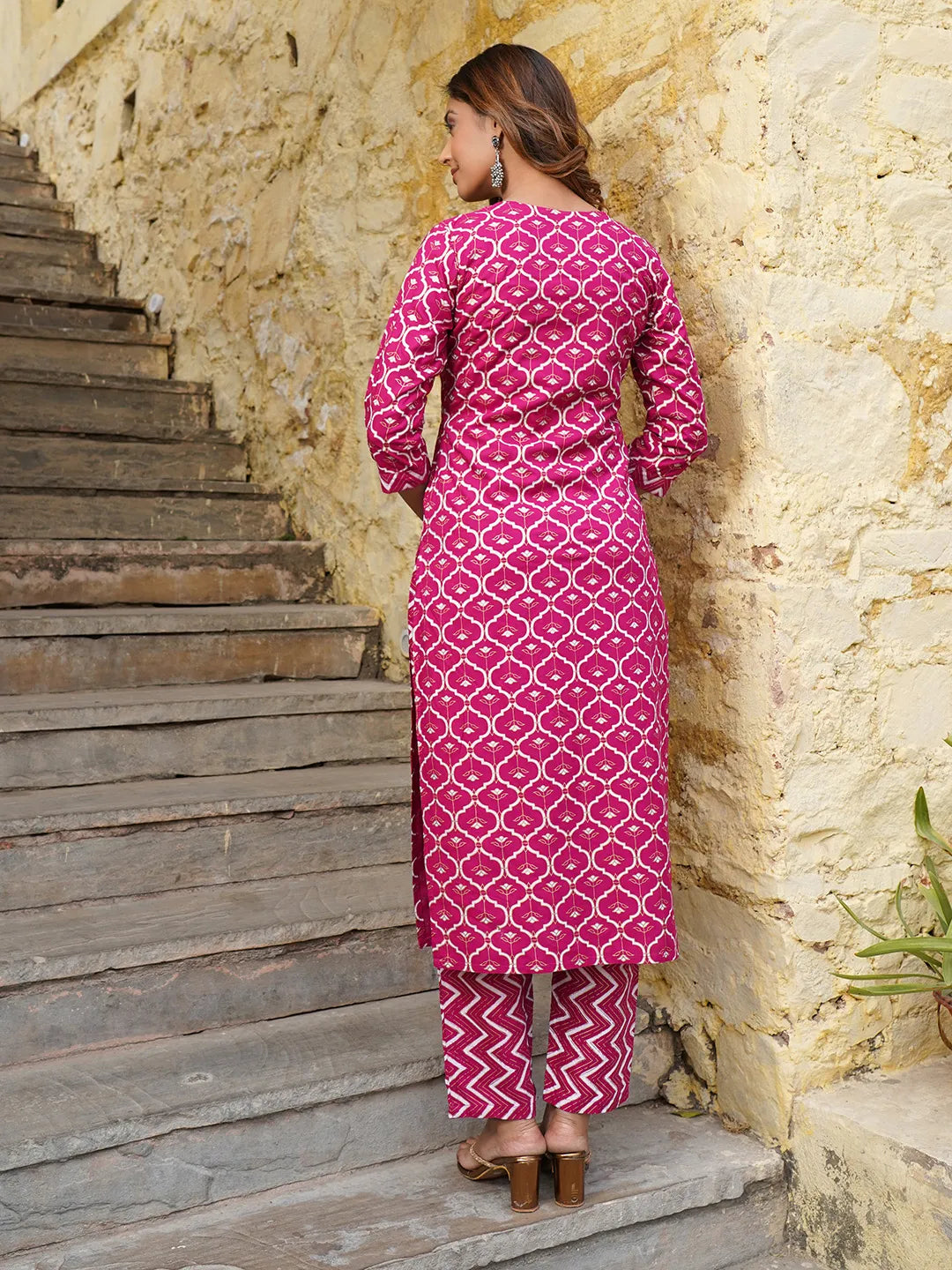 Jaitpuriya Women Pink Geometric Straight Kurta Pant and Dupatta Set