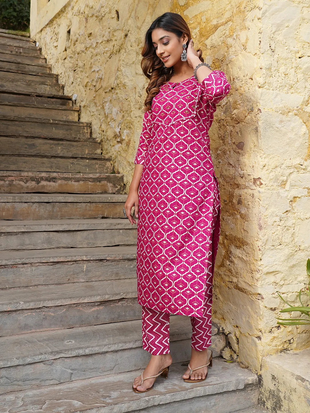 Jaitpuriya Women Pink Geometric Straight Kurta Pant and Dupatta Set