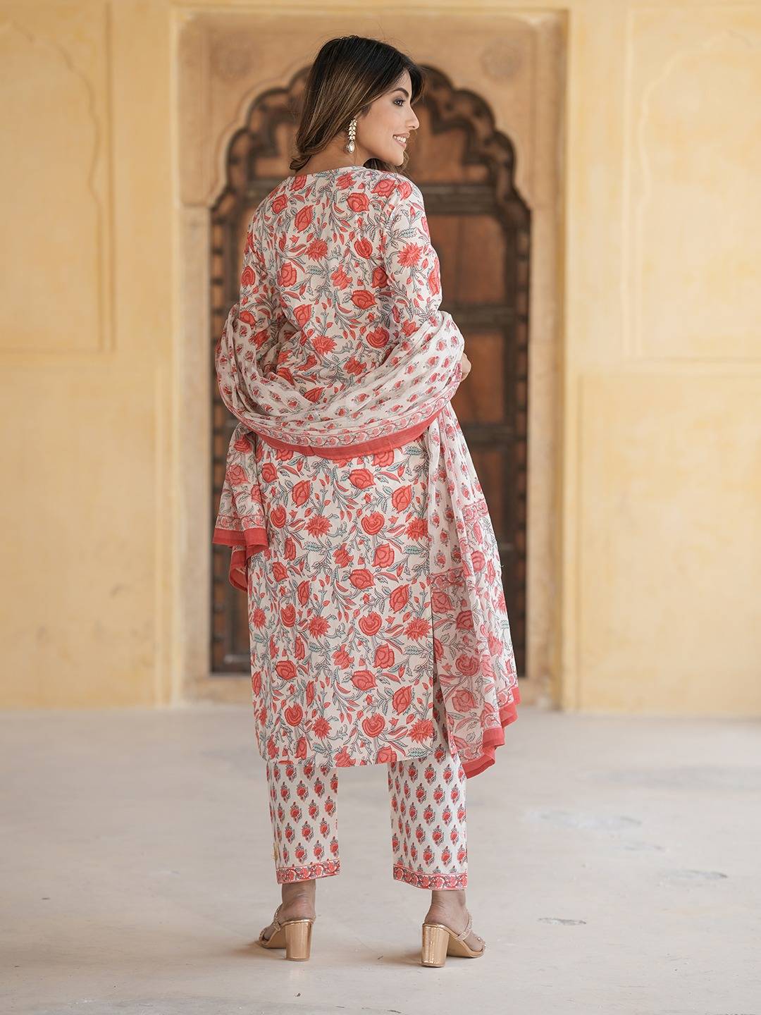 Jaitpuriya Women Peach And White Straight Kurta Pant Dupatta Set