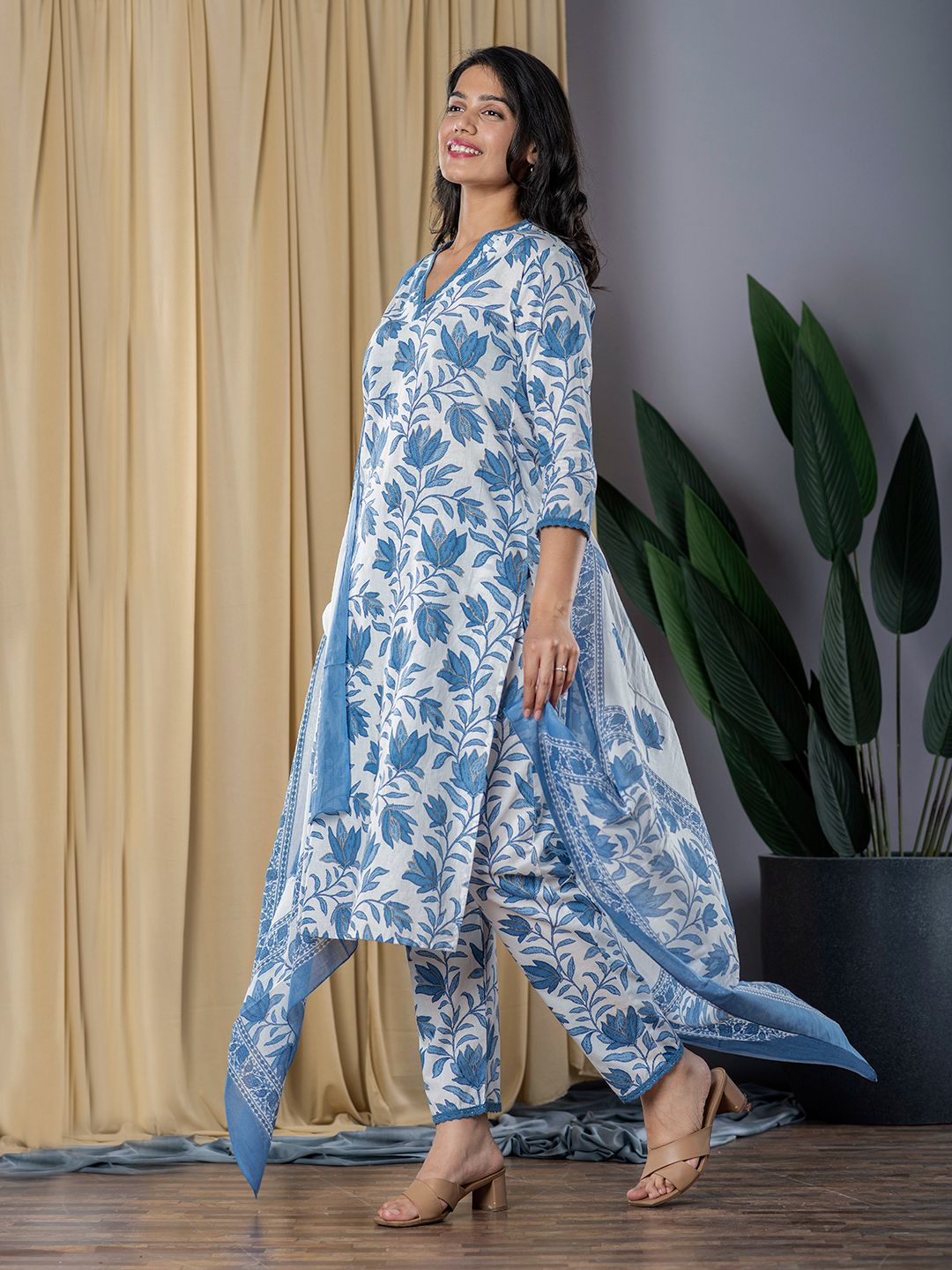 Jaitpuriya Women Blue & White Straight Kurta Bottom And Dupatta Set