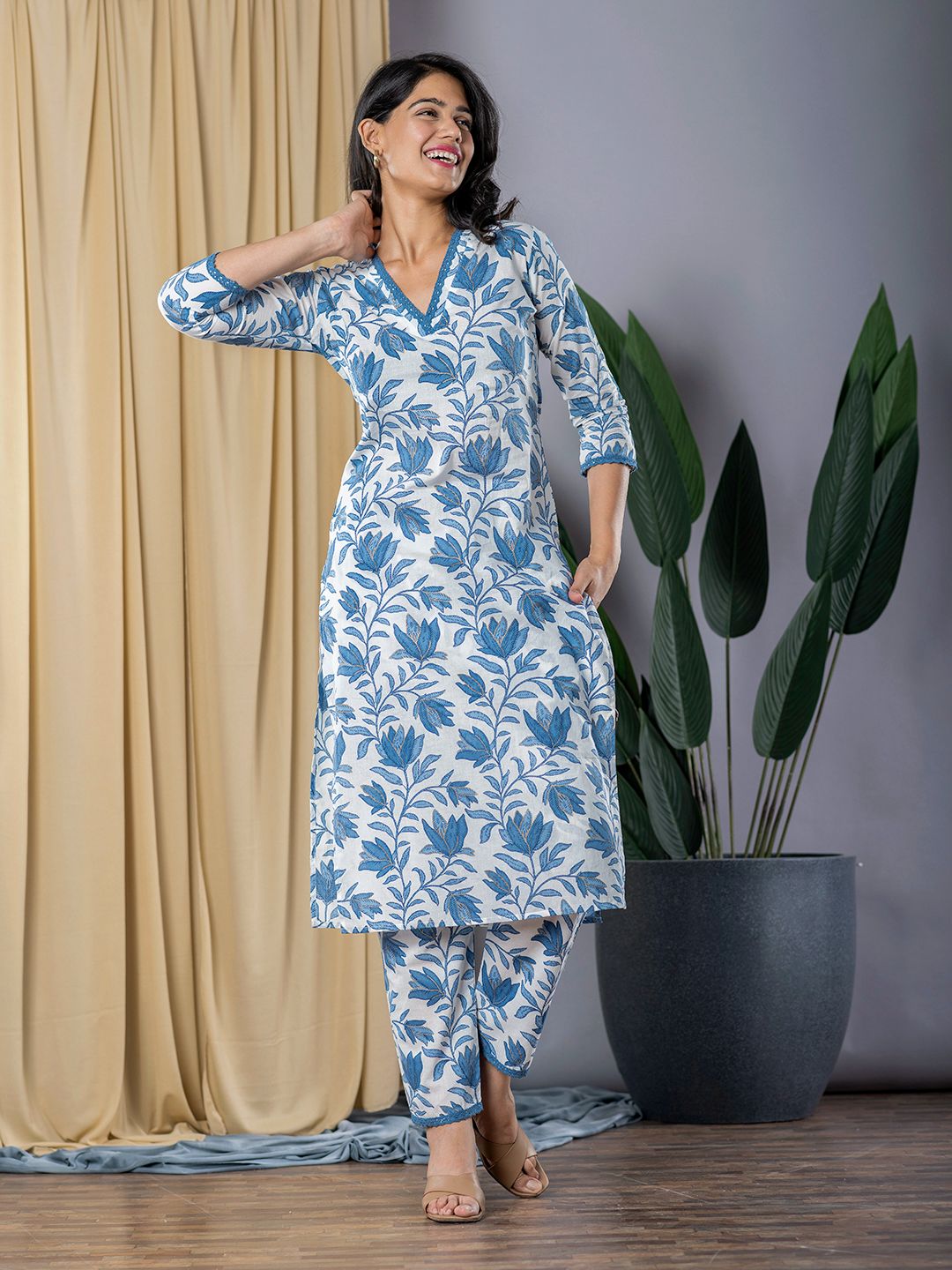 Jaitpuriya Women Blue & White Straight Kurta Bottom And Dupatta Set