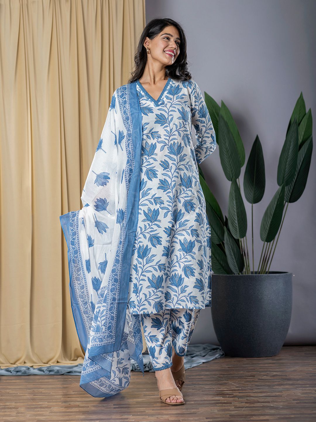 Jaitpuriya Women Blue & White Straight Kurta Bottom And Dupatta Set
