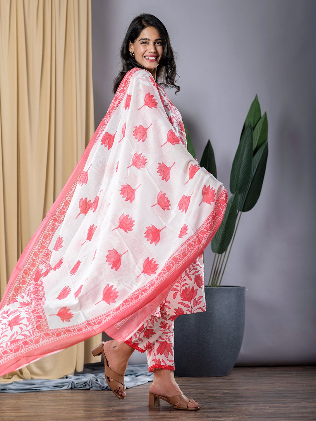 Jaitpuriya Women Red & White Straight Kurta Bottom And Dupatta Set