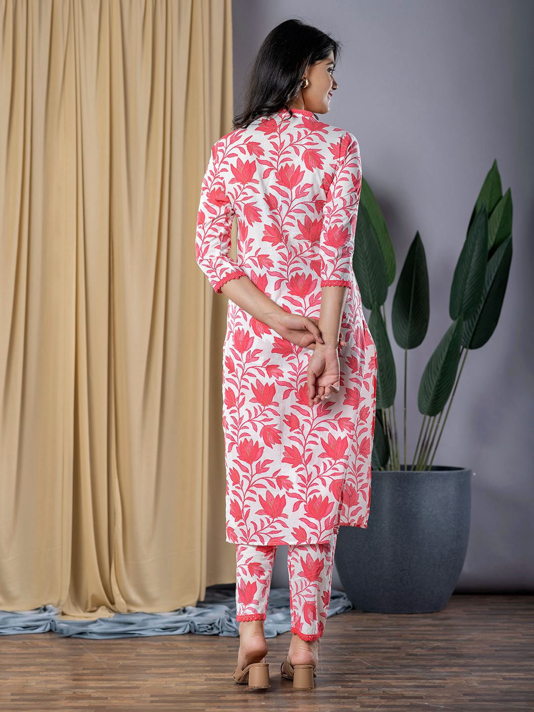 Jaitpuriya Women Red & White Straight Kurta Bottom And Dupatta Set