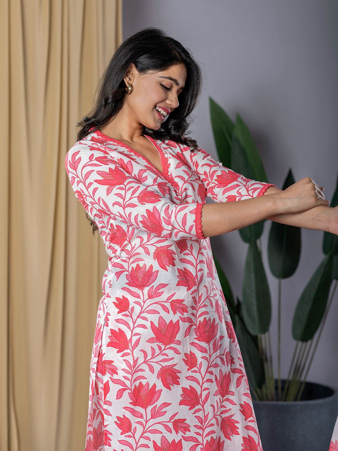 Jaitpuriya Women Red & White Straight Kurta Bottom And Dupatta Set