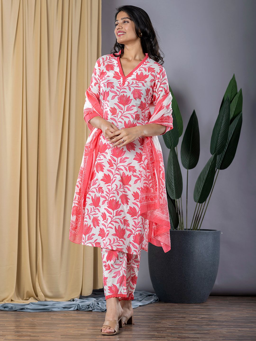 Jaitpuriya Women Red & White Straight Kurta Bottom And Dupatta Set