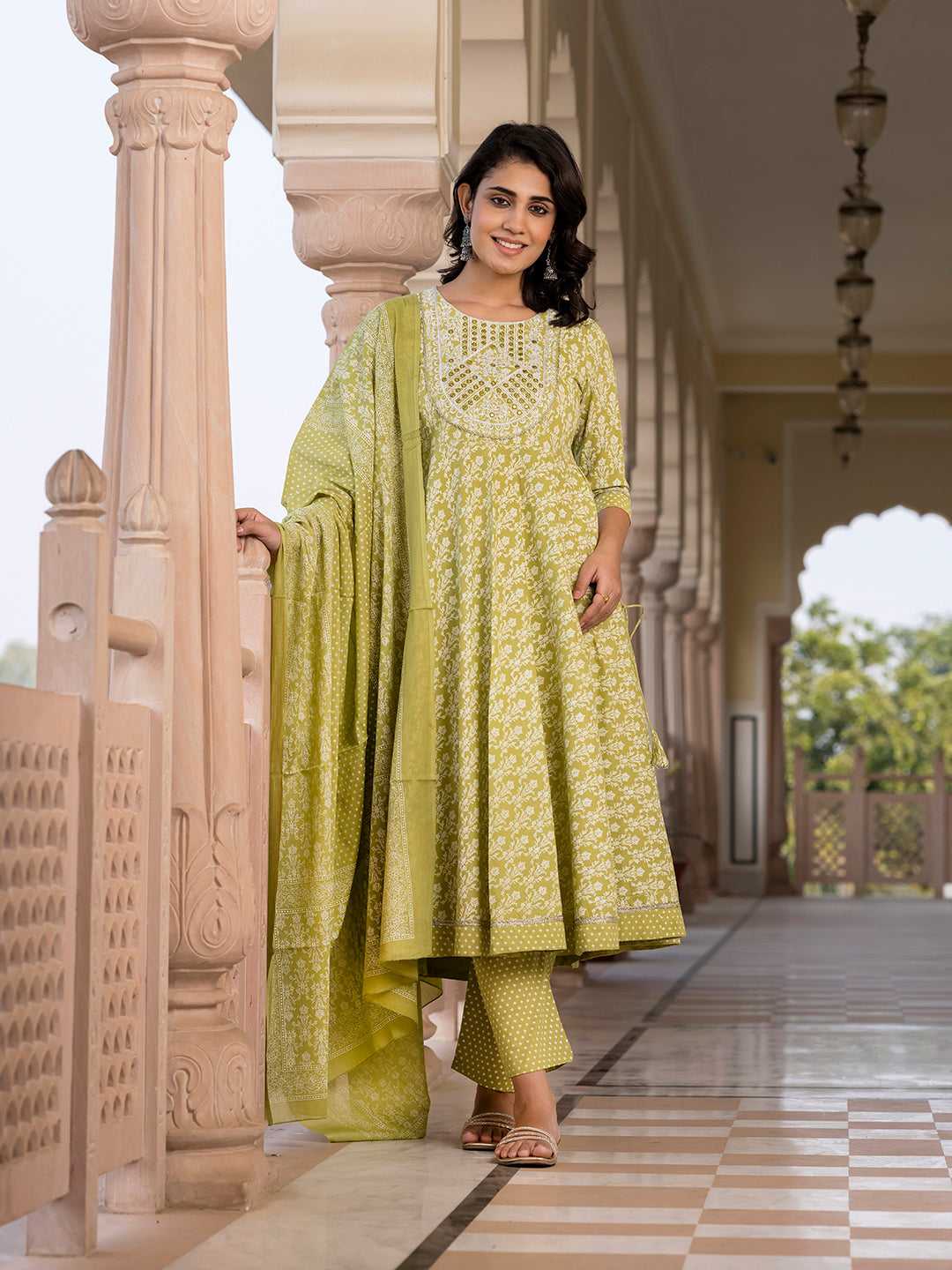 Jaitpuriya Women Green Embroidered Anarkali Kurta Bottom And Dupatta