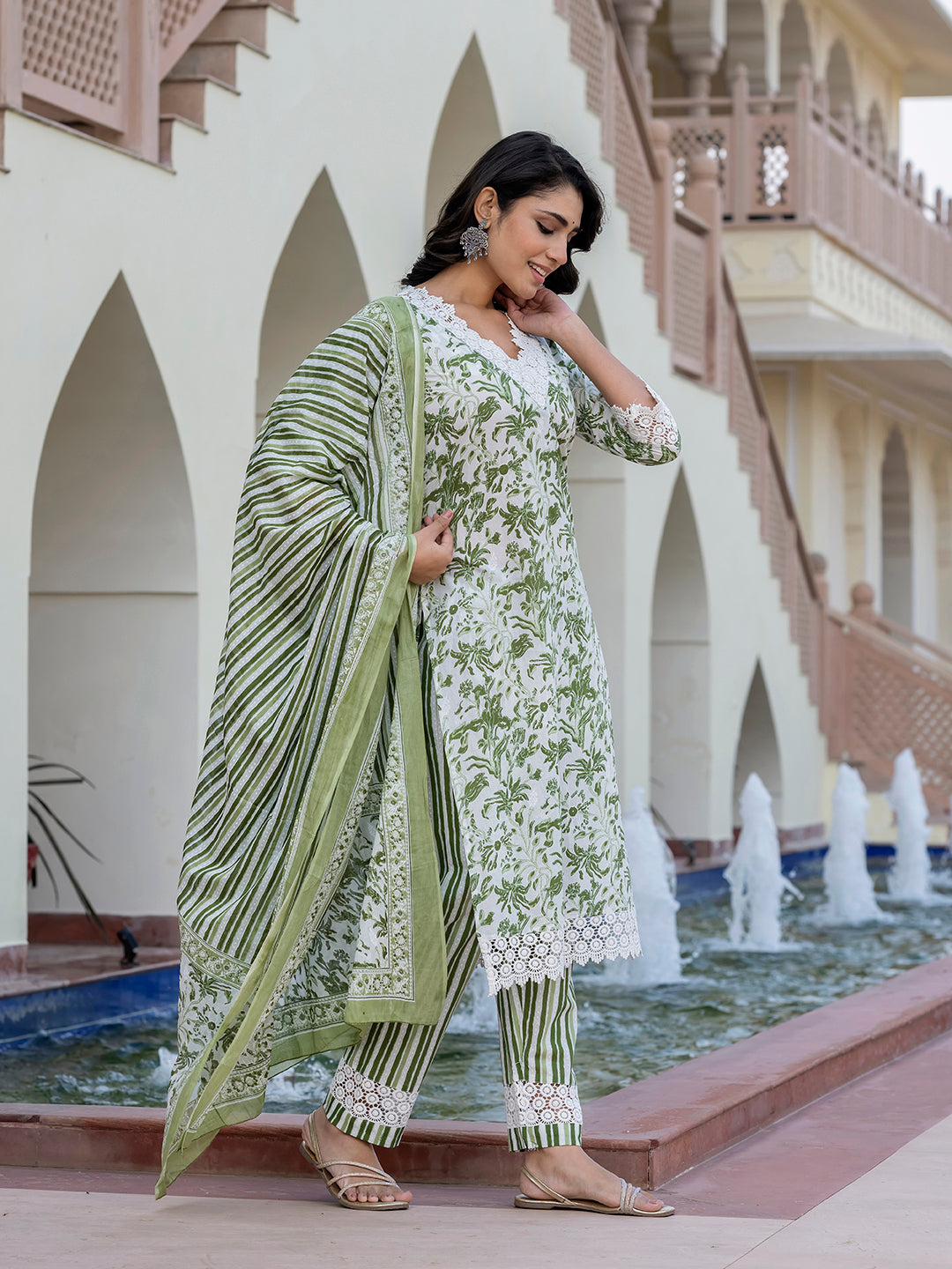 Jaitpuriya Women Green And Off White Floral Print Straight Kurta Bottom And Dupatta