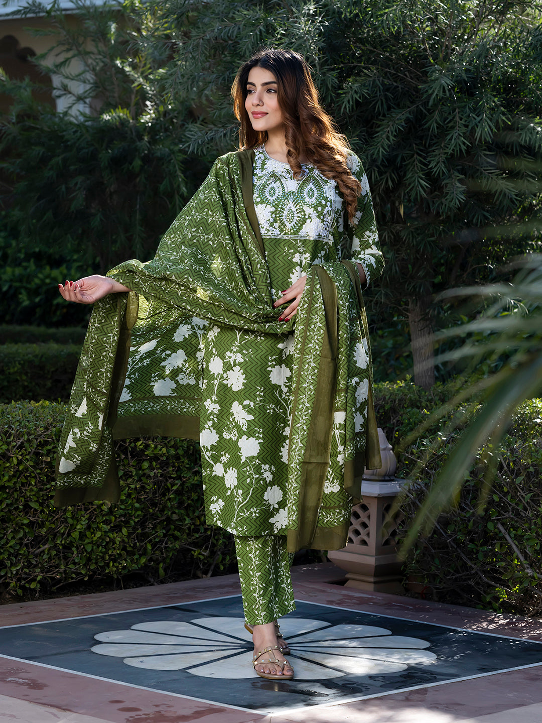 Jaitpuriya Women Green & Off-White Floral Print Straight Kurta Set with Dupatta
