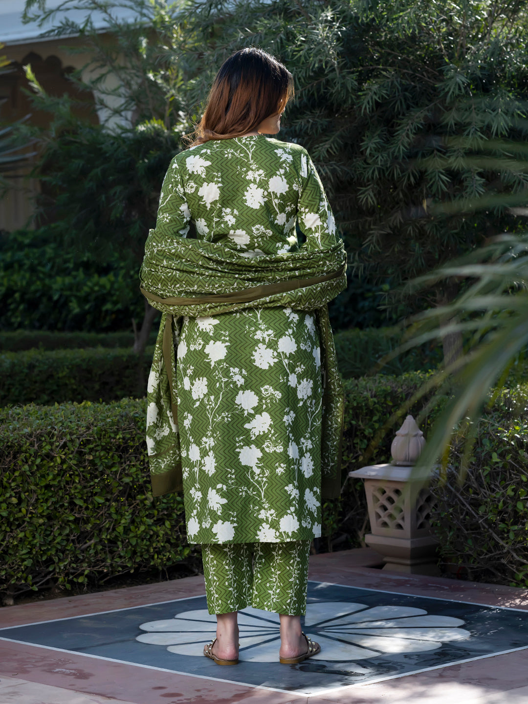Jaitpuriya Women Green & Off-White Floral Print Straight Kurta Set with Dupatta