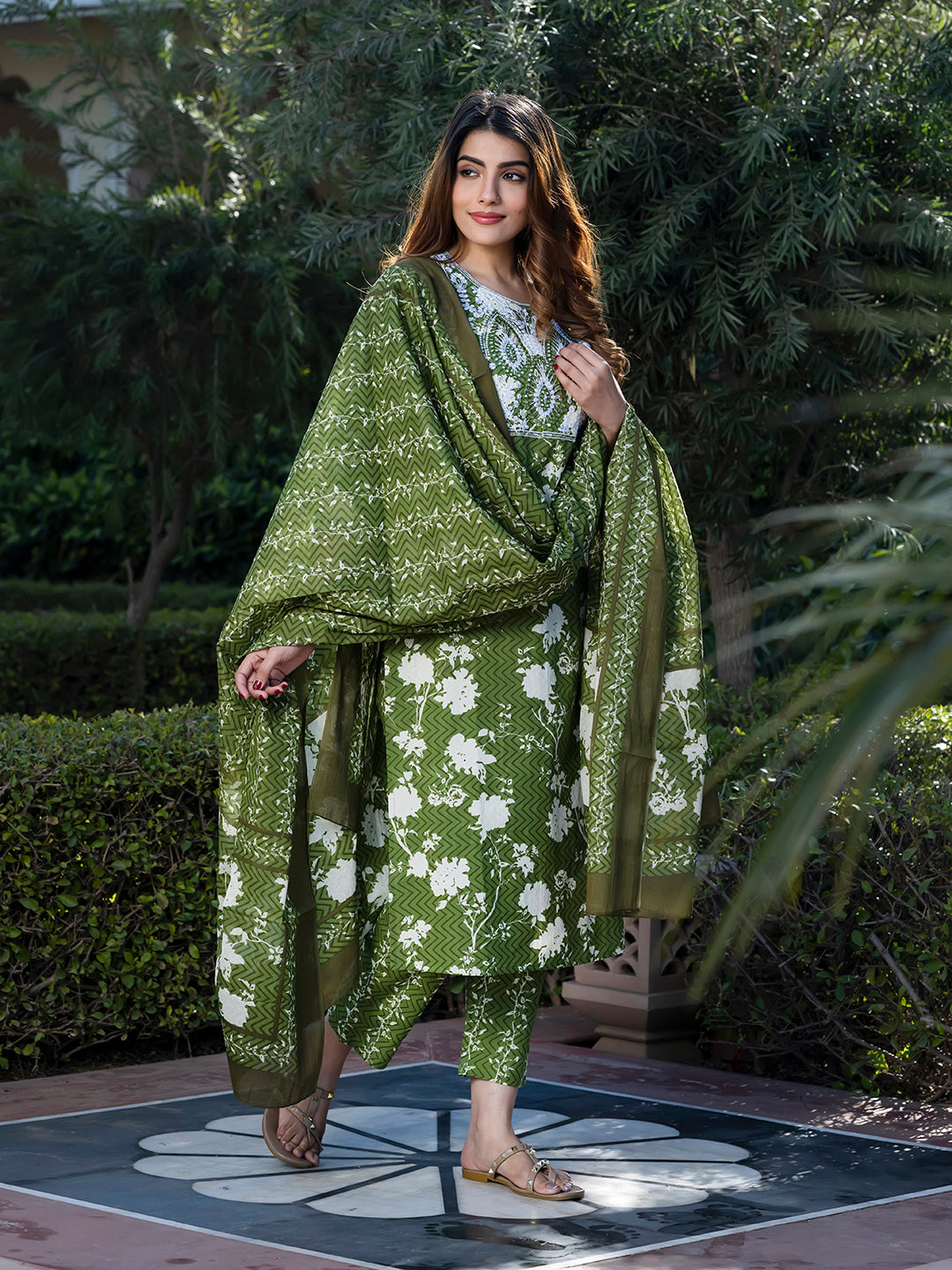 Jaitpuriya Women Green & Off-White Floral Print Straight Kurta Set with Dupatta