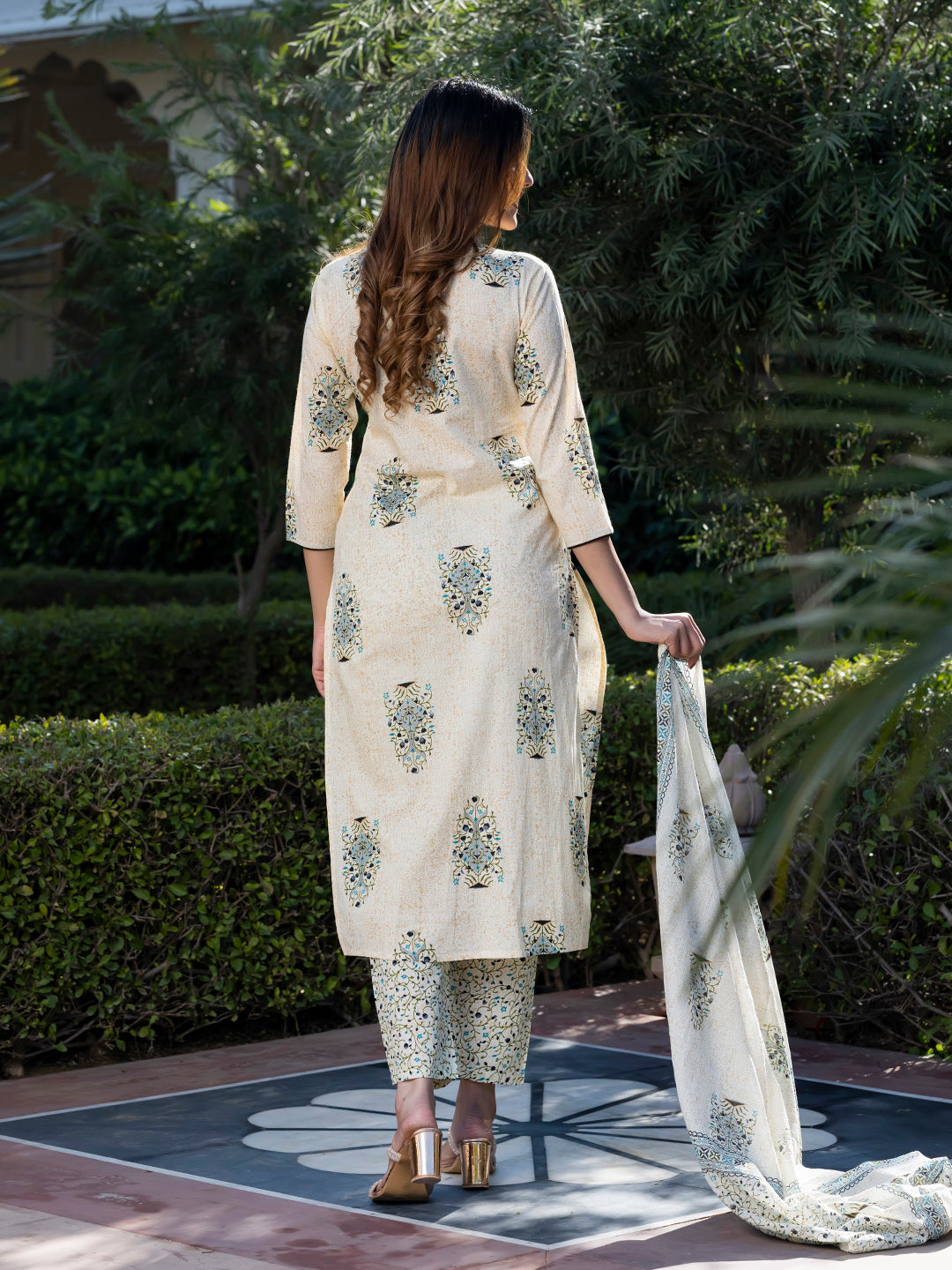 Jaitpuriya Women Off-White Floral Print Straight Kurta Set with Dupatta