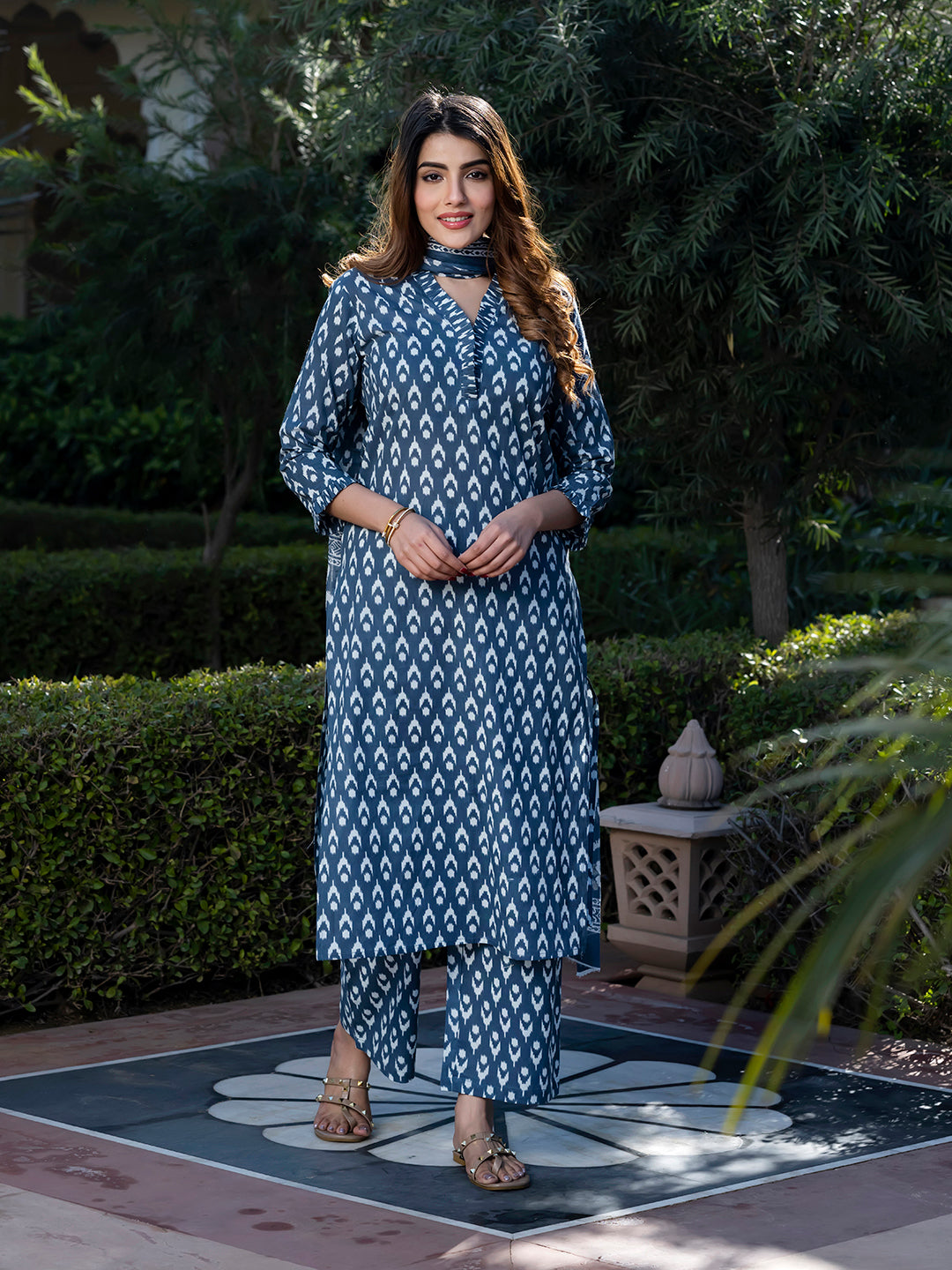 Jaitpuriya Women Grey and White Floral Print Kurta Set with Palazzo and Dupatta